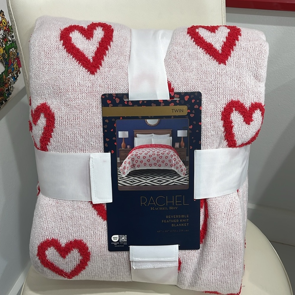 Rachel Rachel Roy White & Red Hearts Reversible Feather Knit TWIN Blanket - Picture 3 of 5